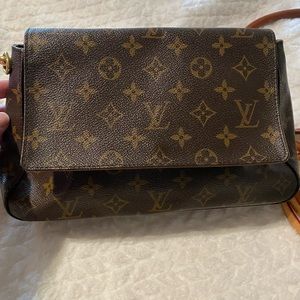 🔴PRICE IS FIRM-Louis Vuitton looping bag